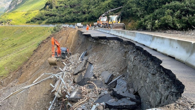 Die Straße kann wieder befahren werden.  (Bild: picturedesk.com/Bernd Hofmeister)