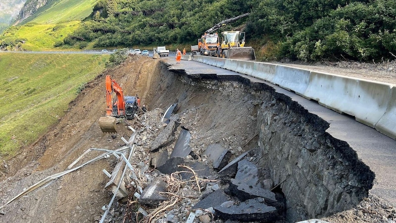 Teile der Fahrbahn wurden weggerissen. (Bild: picturedesk.com/Bernd Hofmeister)