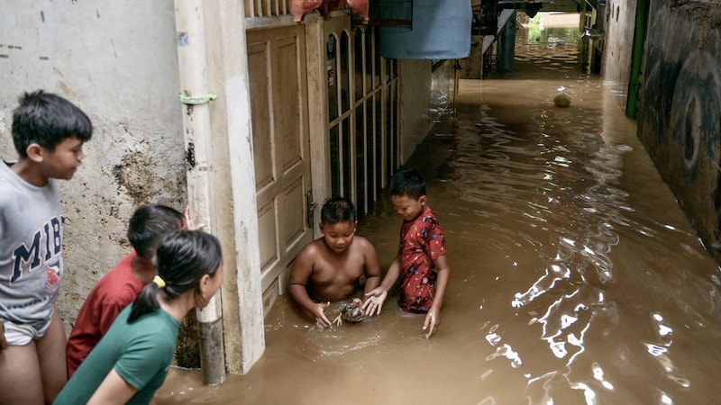 Jakarta's situation is worsening: heavy rainfall can hardly drain away. The resulting floods are devastating. (Bild: AFP)