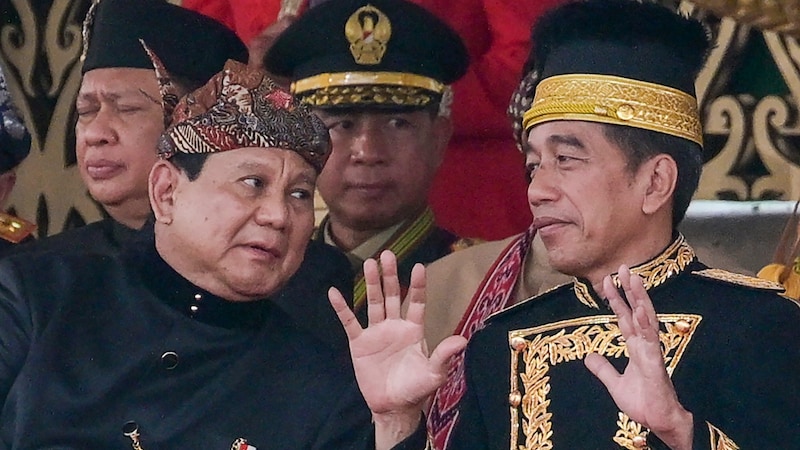 Noch-Präsident Joko Widodo (re.) unterhält sich mit seinem Nachfolger Prabowo Subianto. (Bild: AFP)