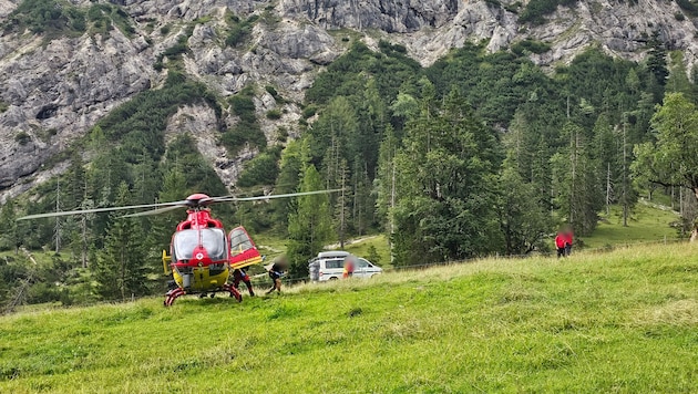 The seriously injured woman was flown to the hospital in Innsbruck by emergency helicopter. (Bild: ZOOM Tirol/Krone KREATIV)