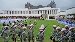 Uniformierte nehmen an einer Flaggenzeremonie anlässlich des 79. Unabhängigkeitstages Indonesiens im Präsidentenpalast der neuen Hauptstadt Nusantara teil. (Bild: AP/The Associated Press)