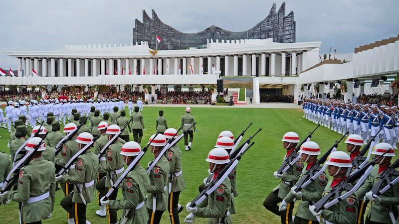 Uniformierte nehmen an einer Flaggenzeremonie anlässlich des 79. Unabhängigkeitstages Indonesiens im Präsidentenpalast der neuen Hauptstadt Nusantara teil. (Bild: AP/The Associated Press)