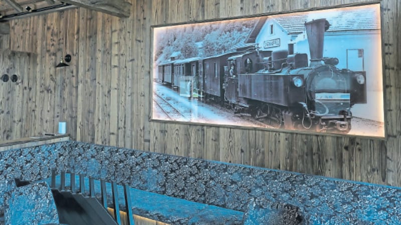 The hut is decorated with a picture of the former steam train "Vike". (Bild: Evelyn Hronek)