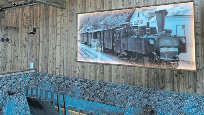 The hut is decorated with a picture of the former steam train "Vike".