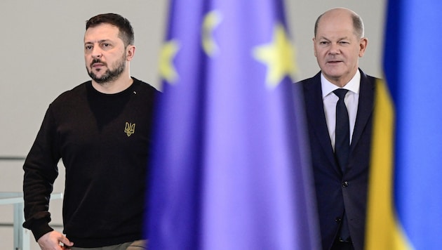 Scholz (right) has repeatedly hit the brakes verbally in recent months - to the chagrin of Selenskyj. (Bild: AFP/John MACDOUGALL)