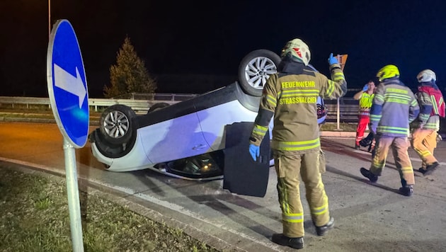 The Straßwalchen fire department recovered the accident vehicle (Bild: Krone KREATIV/FF Straßwalchen)