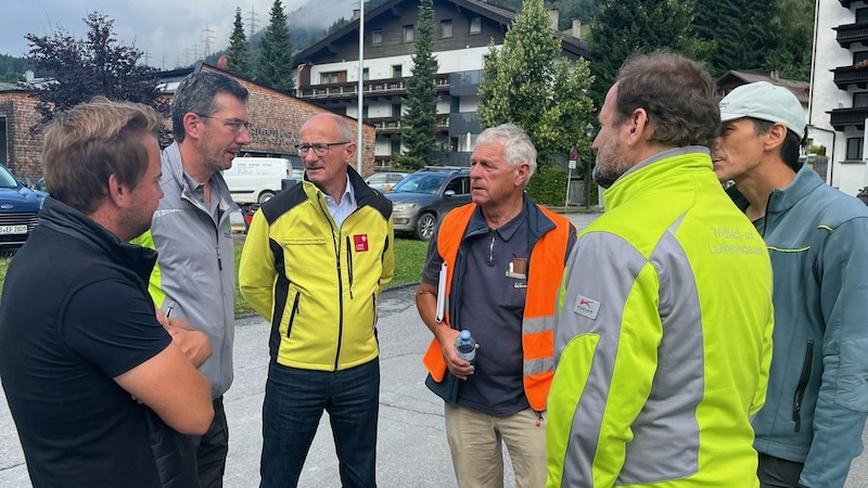 Mattle (3. von links) mit der Bezirkseinsatzleitung und weiteren Verantwortungsträgern beim Lokalaugenschein in St. Anton am Arlberg (Bild: Land Tirol/Muigg)