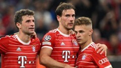 Thomas Müller (links) und Joshua Kimmich (rechts) stellen sich hinter Leon Goretzka.  (Bild: AFP/APA/CHRISTOF STACHE)