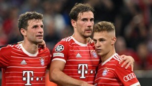 Thomas Müller (links) und Joshua Kimmich (rechts) stellen sich hinter Leon Goretzka. 