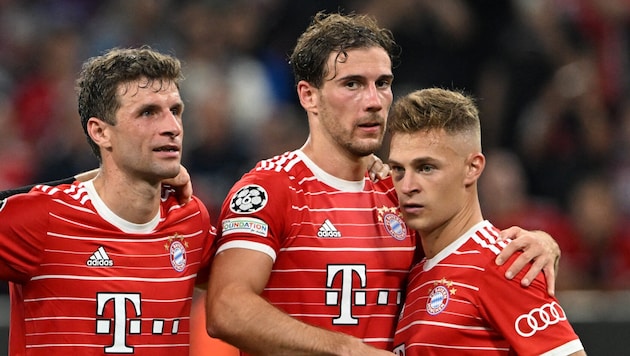 Thomas Müller (links) und Joshua Kimmich (rechts) stellen sich hinter Leon Goretzka.  (Bild: AFP/APA/CHRISTOF STACHE)