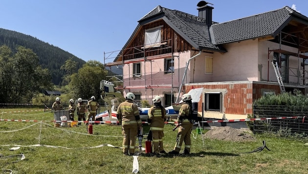 Fire department operation: the plane came to a halt just short of a residential building. (Bild: Feuerwehr Mauterndorf)