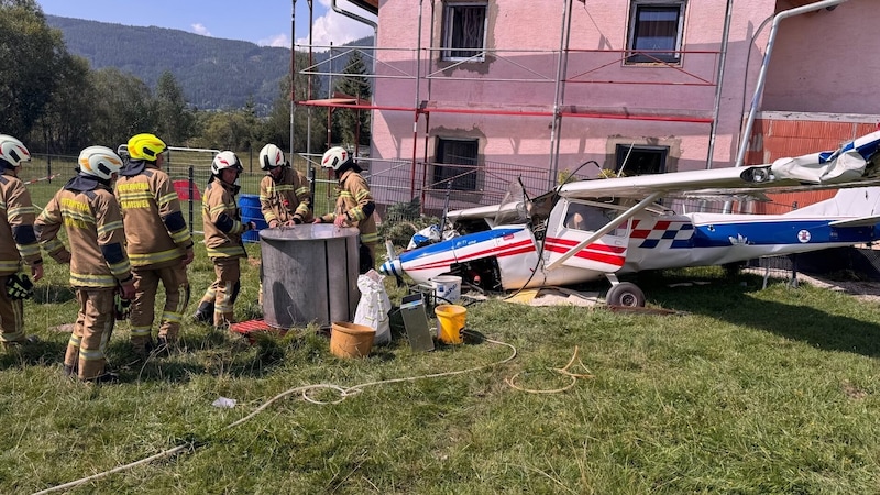 Crash landing in a residential area near the airfield (Bild: Feuerwehr Mauterndorf)