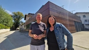 Ortschef Thomas Freylinger und Vize Carmen Kiefer vor dem derzeitigen Zubau der Volksschule Kuchl. Dieser bekommt bald neue Stockwerke. (Bild: Nikolaus Klinger)