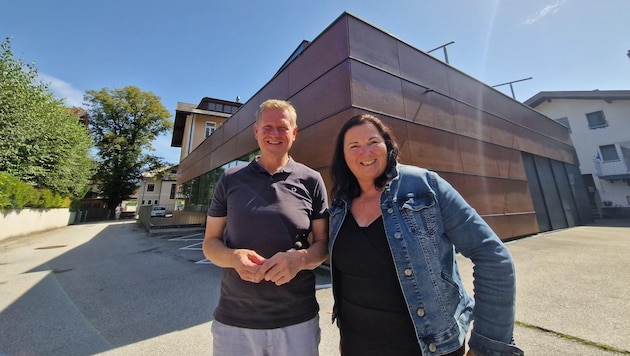 Ortschef Thomas Freylinger und Vize Carmen Kiefer vor dem derzeitigen Zubau der Volksschule Kuchl. Dieser bekommt bald neue Stockwerke. (Bild: Nikolaus Klinger)