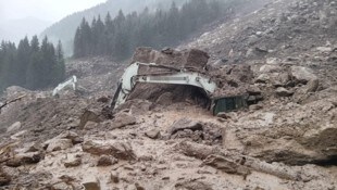 Teils wurden auch die Bagger verschüttet.