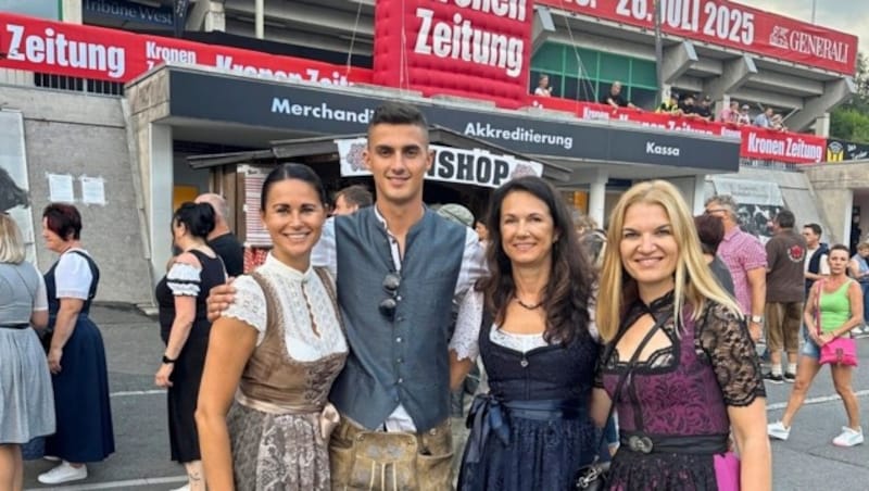 Flankiert wurde der 26-jährige Tiroler von Jasmin Steiner, Chefin vom Dienst bei der „Tiroler Korne“ (links), Marion und Claudia (rechts) – alle in einem Dirndl von der „Zillertaler Trachtenwelt“. (Bild: Claus Meinert)