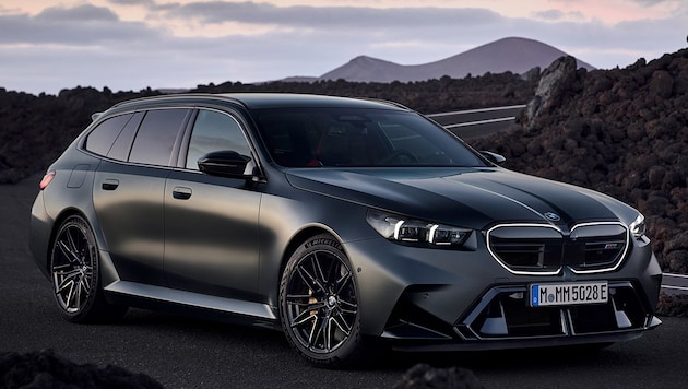 The BMW M5 Touring drives ahead with illuminated kidney grille. (Bild: BMW)