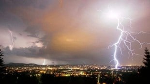 Die Blitze sorgten am Freitagabend für spektakuläre Bilder. (Bild: Radspieler Jürgen/Jürgen Radspieler)