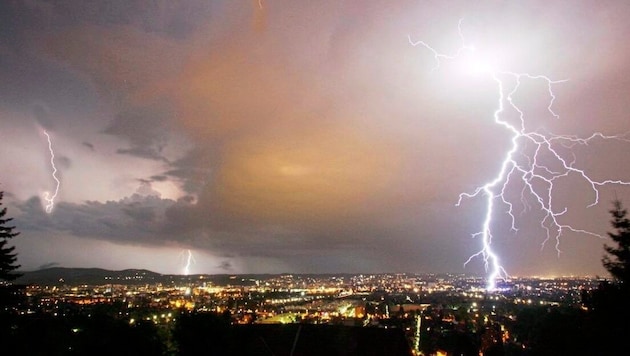 Die Blitze sorgten am Freitagabend für spektakuläre Bilder. (Bild: Radspieler Jürgen/Jürgen Radspieler)