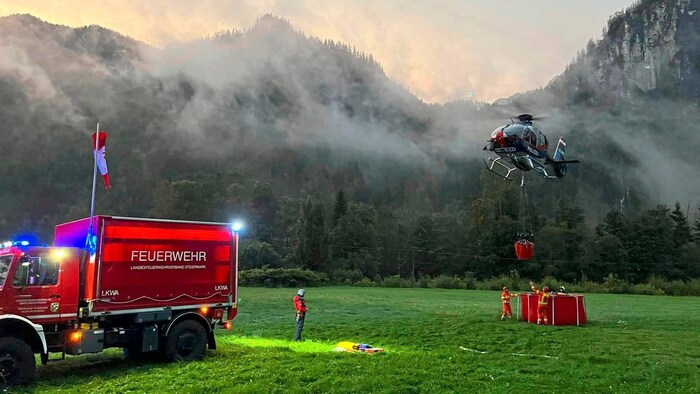 Auch ein Hubschrauber des Innenministeriums ist im Kampf gegen den Waldbrand in Admont im ...