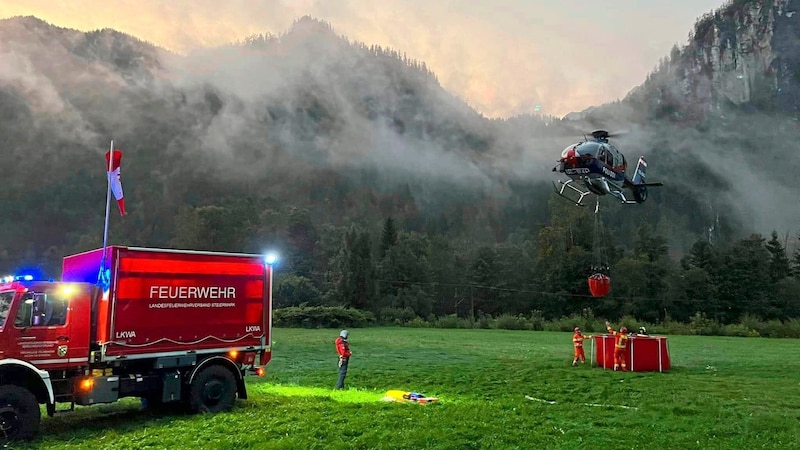 Auch ein Hubschrauber des Innenministeriums ist im Kampf gegen den Waldbrand in Admont im Einsatz. (Bild: Feuerwehr Aigen)