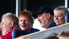 Ed Sheeran (2.v. links) freut sich über den Auftritt von Ipswich Town.  (Bild: AFP/APA/HENRY NICHOLLS)