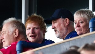 Ed Sheeran (2.v. links) freut sich über den Auftritt von Ipswich Town.  (Bild: AFP/APA/HENRY NICHOLLS)