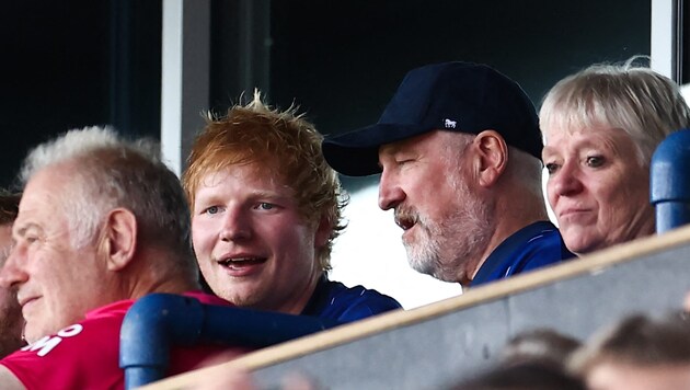 Ed Sheeran (2.v. links) freut sich über den Auftritt von Ipswich Town.  (Bild: AFP/APA/HENRY NICHOLLS)