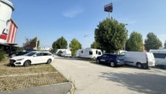 Mehr als zwei Dutzend Fahrzeuge mit rund 100 Personen eines Wandervolks campieren seit Freitag am ehemaligen Kika-Parkplatz in Unterwart. (Bild: Schulter Christian, Krone KREATIV)