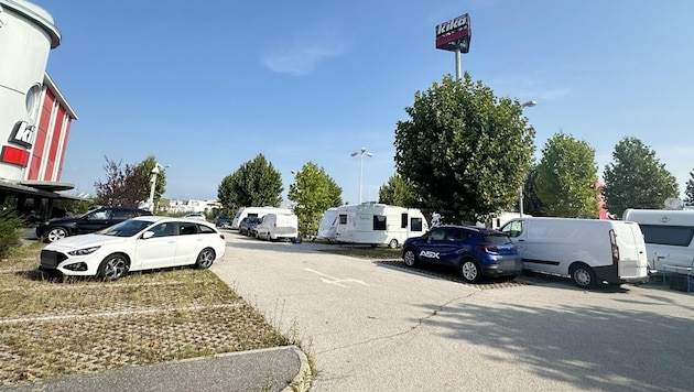 Mehr als zwei Dutzend Fahrzeuge mit rund 100 Personen eines Wandervolks campieren seit Freitag am ehemaligen Kika-Parkplatz in Unterwart. (Bild: Schulter Christian, Krone KREATIV)