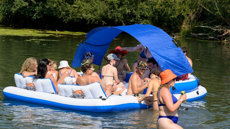 Partystimmung pur: Ob süße Liebesbotschaften, gemeinsames Chillen auf der Schwimminseln oder das perfekten Festivalstyling. Beim Frequency in St. Pölten wird der Campingplatz zum Hauptact. Abseits der Bühnen wird hier ordentlich gefeiert – auch die „Krone“ war mittendrin statt nur dabei (Bild: Molnar Attila)