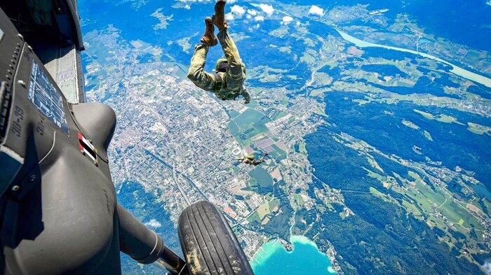Gesprungen wurde aus einem Black Hawk.