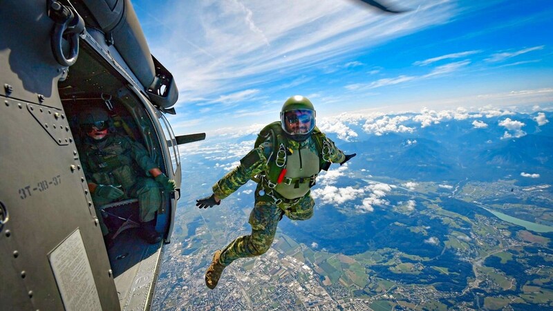 The army troops regularly carry out intensive jump training. (Bild: Bundesheer)