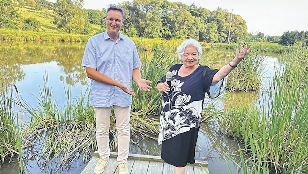 A warm welcome to the idyll: Neuberg's mayor Thomas Novosel with his newest "honorary citizen" ...