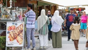 Verhüllte Frauen prägen wieder das Bild an der Seepromenade. (Bild: Hölzl Roland)