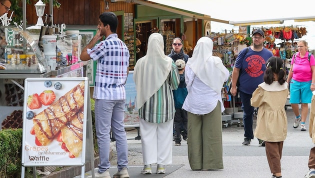 Verhüllte Frauen prägen wieder das Bild an der Seepromenade. (Bild: Hölzl Roland)