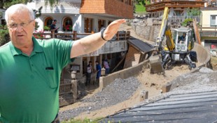 Helmut Fahrner, Seniorchef vom Hotel Schindler, sprach mit der „Krone“ über das Unwetter in seinem Ort. (Bild: Christian Forcher)