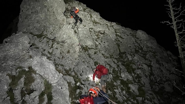 The mountain rescuers found the duo unharmed at around 1.30 am. (Bild: Bergrettung Reichenau)