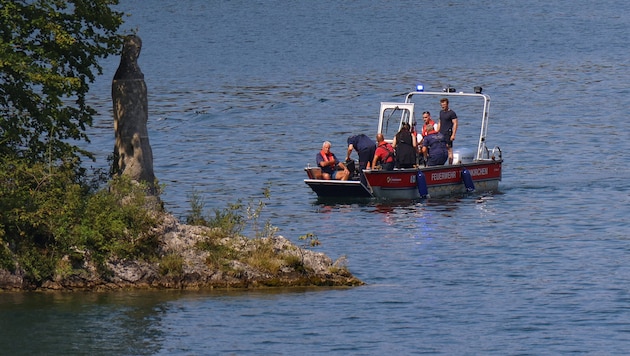 Beim Tauchplatz Madonna wird der Traunsee nach dem vermissten Taucher abgesucht. (Bild: Matthias Lauber/laumat.at)