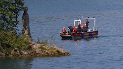 Beim Tauchplatz Madonna wird der Traunsee nach dem vermissten Taucher abgesucht. (Bild: Matthias Lauber/laumat.at)