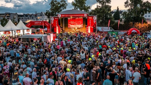 Mitschunkeln und lauthals mitsingen war gestern vor der Partybühne angesagt. (Bild: Scharinger Daniel)