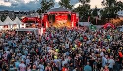 Mitschunkeln und lauthals mitsingen war gestern vor der Partybühne angesagt. (Bild: Scharinger Daniel)