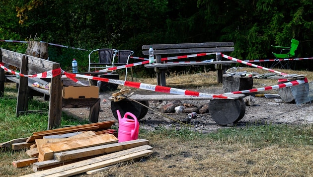 At a campsite in the shadow of the castle, which was first mentioned in documents in 1287, the guests were barbecuing by a fire pit when it suddenly exploded. (Bild: TEAM FOTOKERSCHI / KERSCHBAUMMAYR)