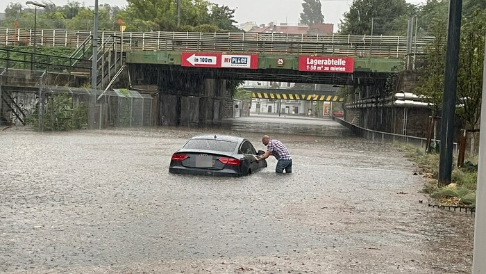 Ricker watete zum Auto, um den Fahrer zu befreien. 