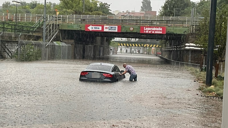 Ricker watete zum Auto, um den Fahrer zu befreien.  (Bild: Brandl Gregor)