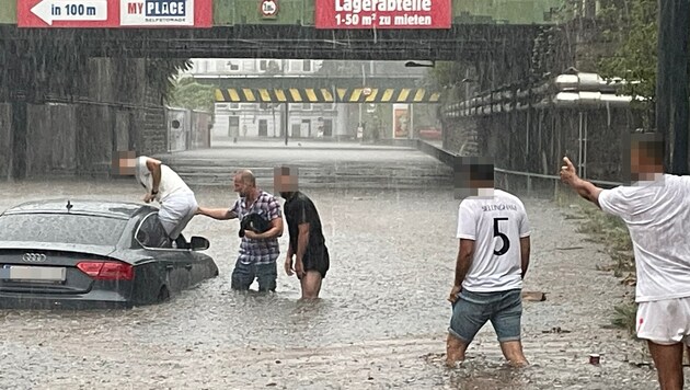 The quartet helped the young man out of the trapped Audi. (Bild: Brandl Gregor/Krone KREATIV)