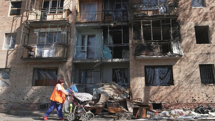 Ein zerstörtes Wohnhaus in Kursk