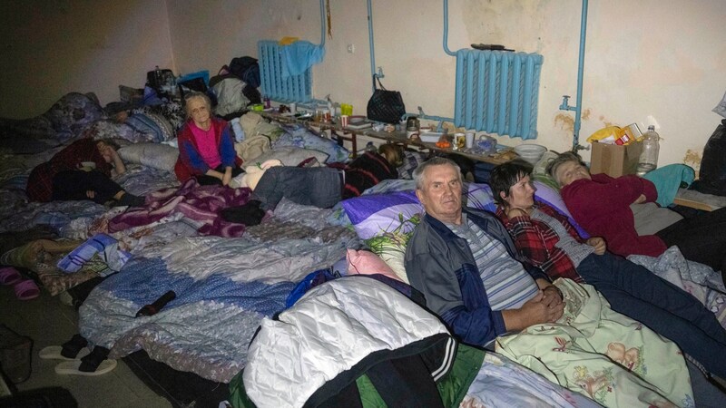 Civilians in a building in Sudzha (Bild: AP)