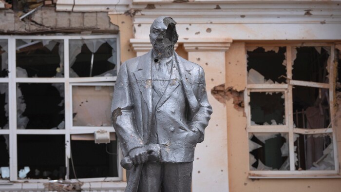 Eine beschädigte Lenin-Statue
